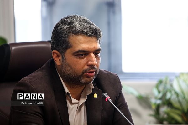 رونمایی از کتاب «با سفیران دهه 60» و همچنین پوستر «پویش کتاب‌زی»