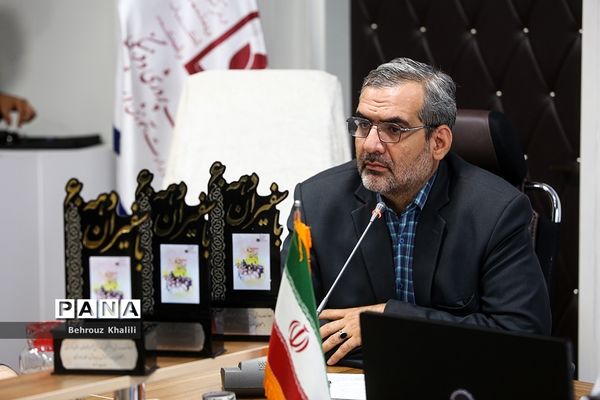 رونمایی از کتاب «با سفیران دهه 60» و همچنین پوستر «پویش کتاب‌زی»