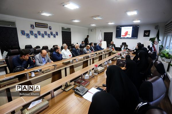 رونمایی از کتاب «با سفیران دهه 60» و همچنین پوستر «پویش کتاب‌زی»