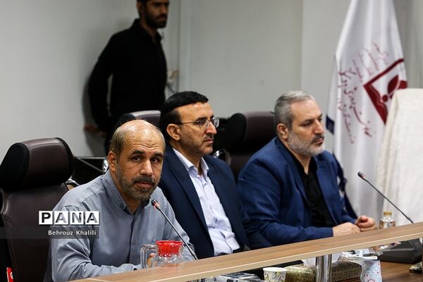 رونمایی از کتاب «با سفیران دهه 60» و همچنین پوستر «پویش کتاب‌زی»