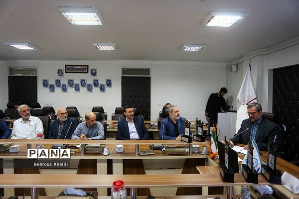 رونمایی از کتاب «با سفیران دهه 60» و همچنین پوستر «پویش کتاب‌زی»