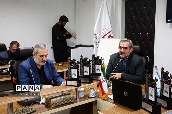 رونمایی از کتاب «با سفیران دهه 60» و همچنین پوستر «پویش کتاب‌زی»