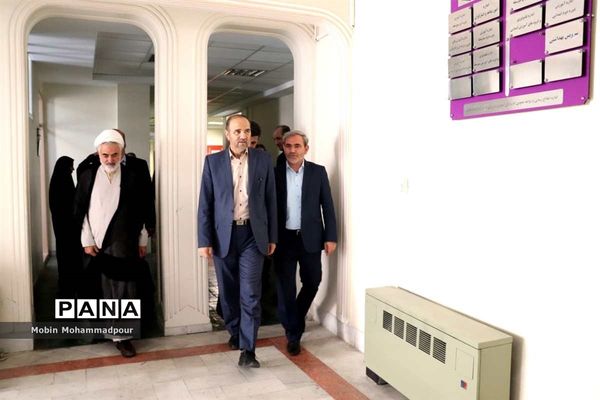 بازدید استاندار آذربایجان شرقی از اداره‌کل آموزش و پرورش استان و دیدار با  دانش آموز خبرنگاران پانا