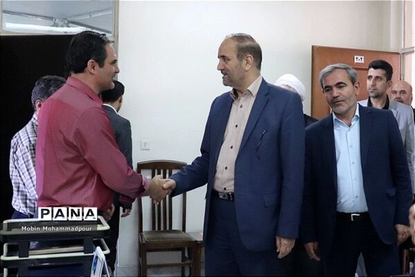 بازدید استاندار آذربایجان شرقی از اداره‌کل آموزش و پرورش استان و دیدار با  دانش آموز خبرنگاران پانا