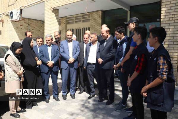 بازدید استاندار آذربایجان شرقی از اداره‌کل آموزش و پرورش استان و دیدار با  دانش آموز خبرنگاران پانا