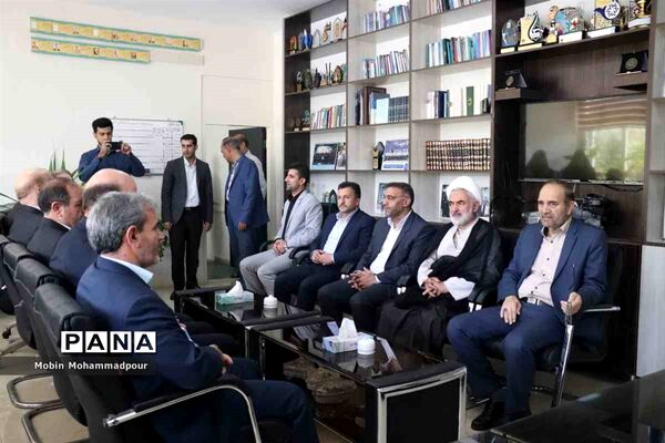 بازدید استاندار آذربایجان شرقی از اداره‌کل آموزش و پرورش استان و دیدار با  دانش آموز خبرنگاران پانا