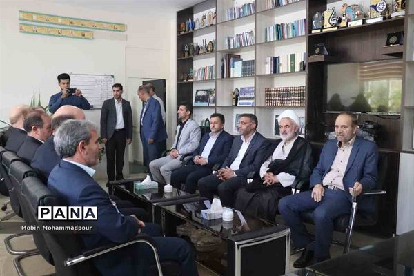 بازدید استاندار آذربایجان شرقی از اداره‌کل آموزش و پرورش استان و دیدار با  دانش آموز خبرنگاران پانا