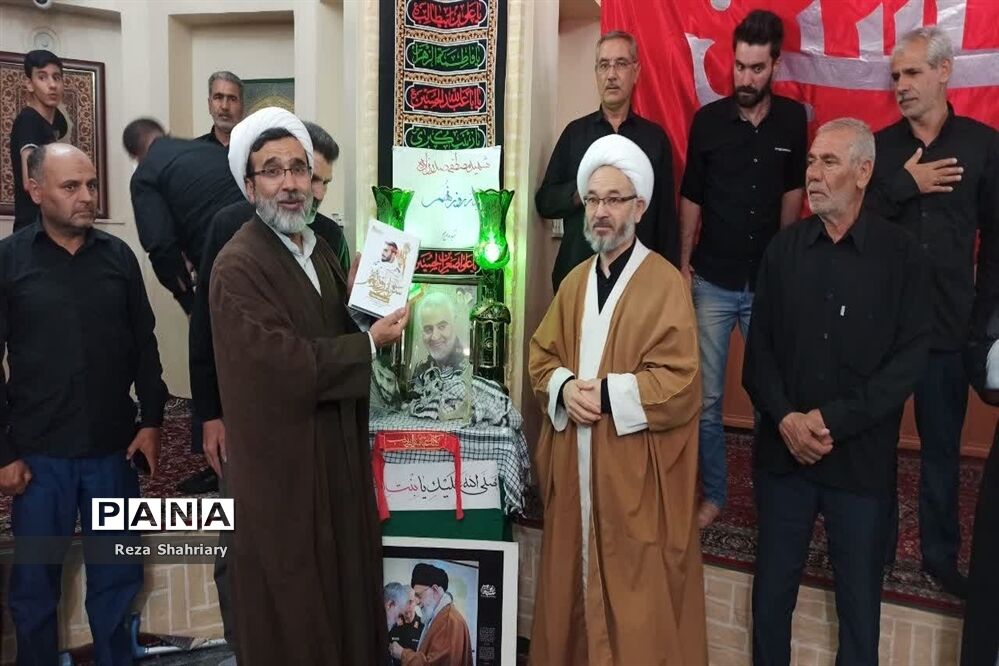 رونمایی از کتاب سرباز روز نهم در مزرعه امام با حضور رئیس عقیدتی سیاسی ارتش کشور