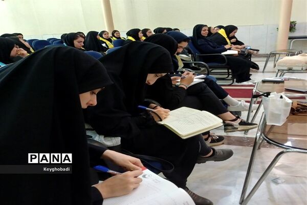 دوره آموزشی کمک‌های اولیه برای دانش‌آموزان عضو سازمان دانش‌آموزی استان اصفهان