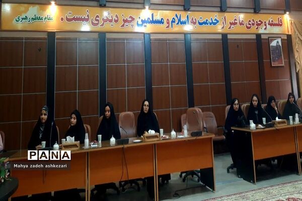 نشست فرماندار شهرستان اشکذر با جمعی از دانش‌آموزان به مناسبت هفته دولت