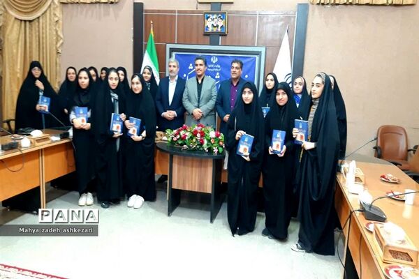 نشست فرماندار شهرستان اشکذر با جمعی از دانش‌آموزان به مناسبت هفته دولت