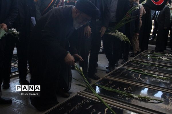 تجدید بیعت مسئولان استانی با شهیدان در اولین روز از هفته دولت