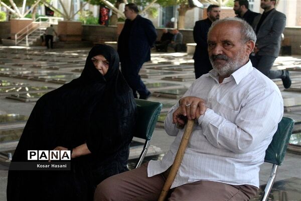 تجدید بیعت مسئولان استانی با شهیدان در اولین روز از هفته دولت