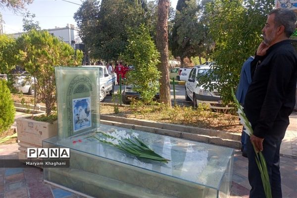 گلباران قبور شهدا به‌مناسبت آغاز هفته دولت