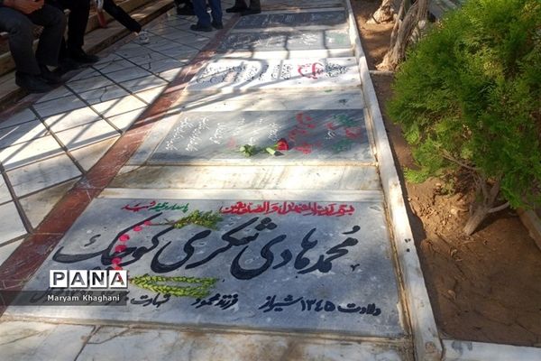 گلباران قبور شهدا به‌مناسبت آغاز هفته دولت