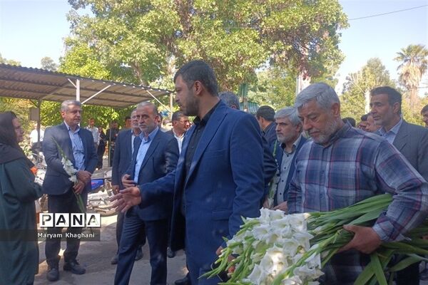گلباران قبور شهدا به‌مناسبت آغاز هفته دولت