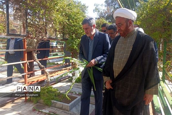 گلباران قبور شهدا به‌مناسبت آغاز هفته دولت