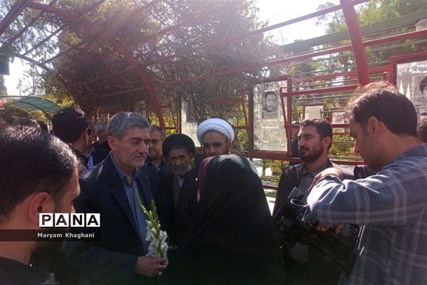 گلباران قبور شهدا به‌مناسبت آغاز هفته دولت