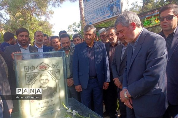 گلباران قبور شهدا به‌مناسبت آغاز هفته دولت