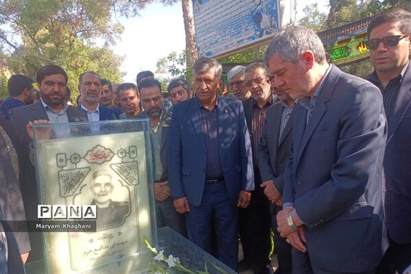 گلباران قبور شهدا به‌مناسبت آغاز هفته دولت