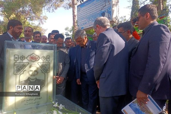 گلباران قبور شهدا به‌مناسبت آغاز هفته دولت