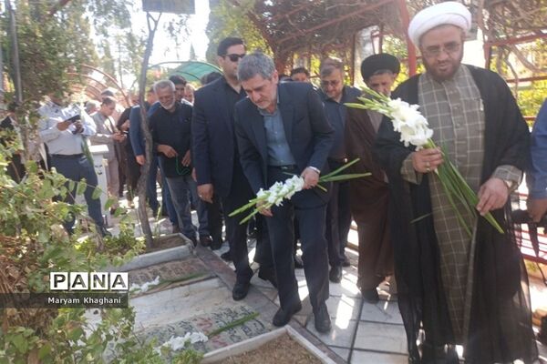 گلباران قبور شهدا به‌مناسبت آغاز هفته دولت