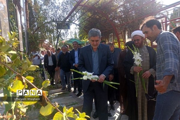 گلباران قبور شهدا به‌مناسبت آغاز هفته دولت