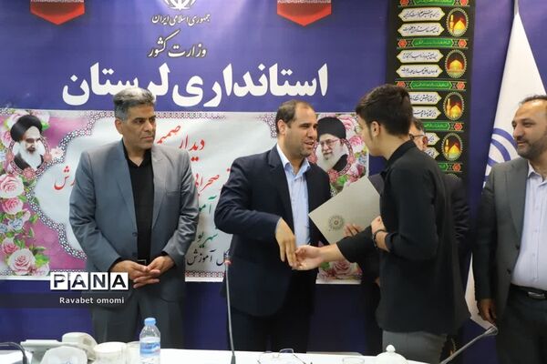 دیدار وزیر آموزش و پرورش با دانش‌آموزان لرستان