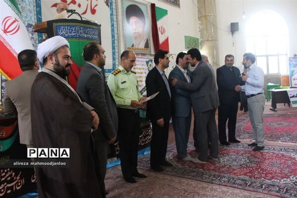 تقدیر از مدیران و کارمندان نمونه در نمازجمعه گلوگاه