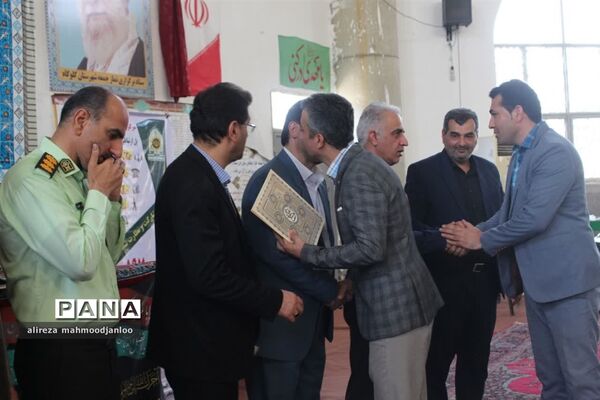 تقدیر از مدیران و کارمندان نمونه در نمازجمعه گلوگاه
