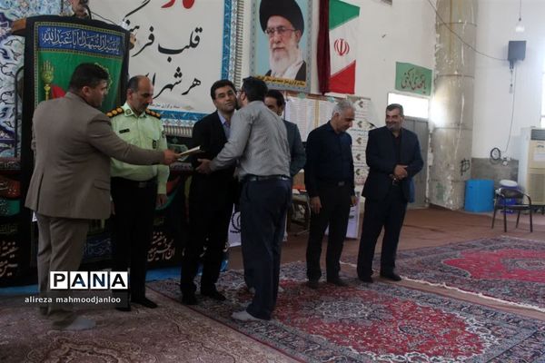 تقدیر از مدیران و کارمندان نمونه در نمازجمعه گلوگاه