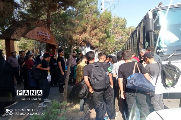 مراسم بدرقه و اعزام دانش‌آموزان پسر زیارت اولی به مشهد مقدس