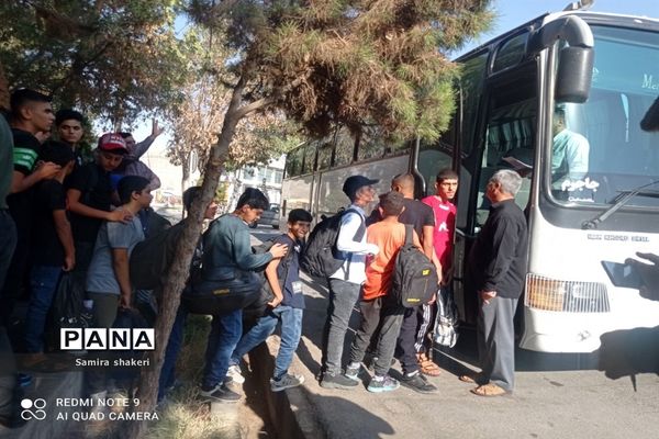 مراسم بدرقه و اعزام دانش‌آموزان پسر زیارت اولی به مشهد مقدس