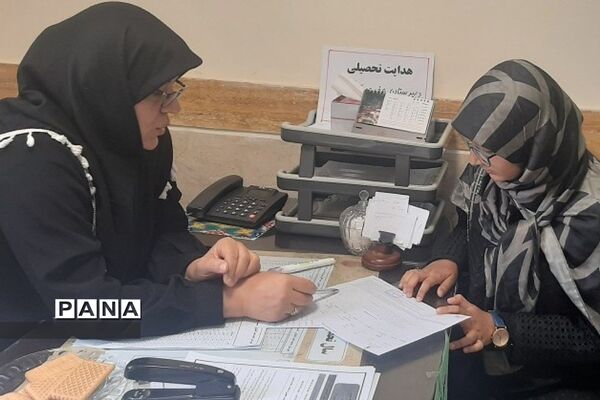 استقرار میزخدمت هدایت تحصیلی در جهت ارائه خدمات مشاوره به دانش‌آموزان پایه نهم