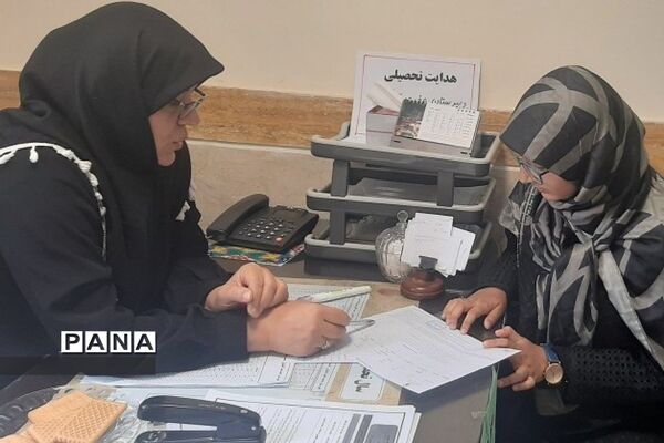 استقرار میزخدمت هدایت تحصیلی در جهت ارائه خدمات مشاوره به دانش‌آموزان پایه نهم