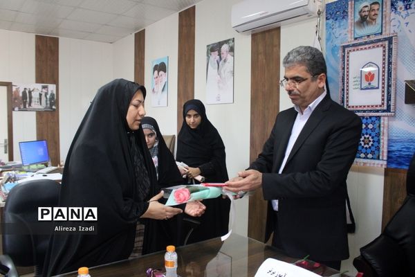 تجلیل از دانش‌آموز برتر چهل و یکمین دوره مسابقات کشوری قرآن، عترت و نماز استان بوشهر