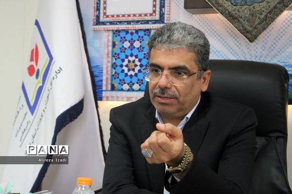 تجلیل از دانش‌آموز برتر چهل و یکمین دوره مسابقات کشوری قرآن، عترت و نماز استان بوشهر