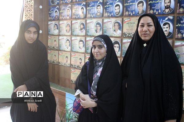 تجلیل از دانش‌آموز برتر چهل و یکمین دوره مسابقات کشوری قرآن، عترت و نماز استان بوشهر