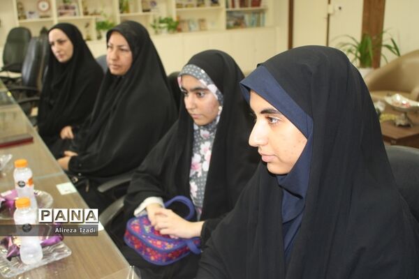 تجلیل از دانش‌آموز برتر چهل و یکمین دوره مسابقات کشوری قرآن، عترت و نماز استان بوشهر