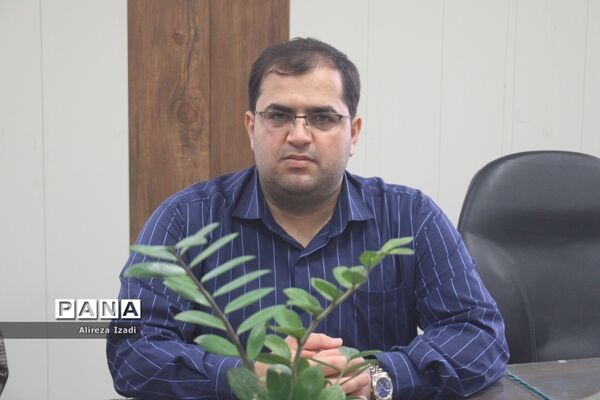 تجلیل از دانش‌آموز برتر چهل و یکمین دوره مسابقات کشوری قرآن، عترت و نماز استان بوشهر