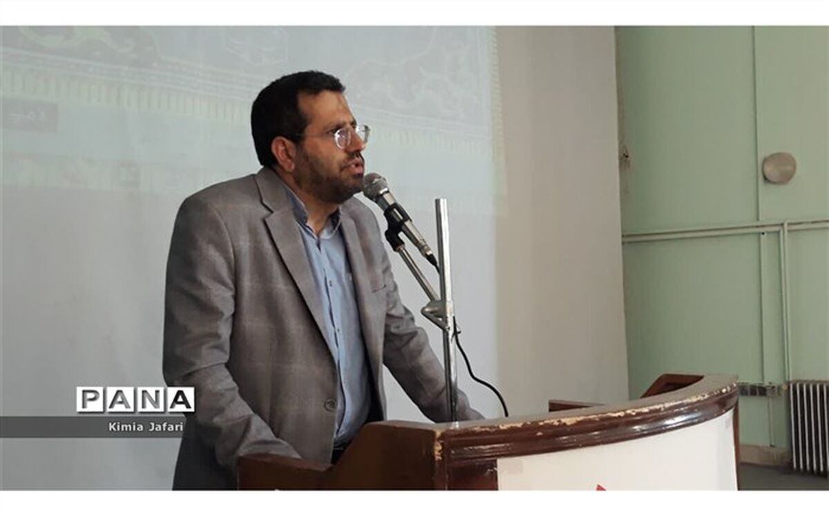 نشان دادن آینده روشن و سمت و سوی حرکت انقلاب تکلیف مهم همه ماست 