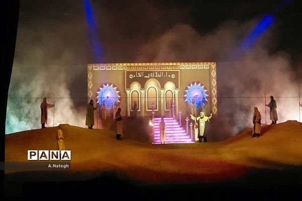 نمایش میدانی تنهاتر از مسیح