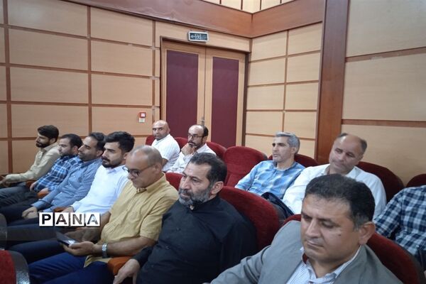 آیین تجلیل از کارمندان نمونه ادارات در سالن الغدیر ارشاد محمود‌آباد