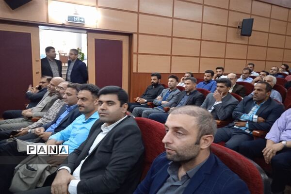 آیین تجلیل از کارمندان نمونه ادارات در سالن الغدیر ارشاد محمود‌آباد