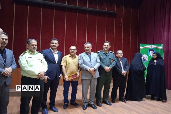 آیین تجلیل از کارمندان نمونه ادارات در سالن الغدیر ارشاد محمود‌آباد