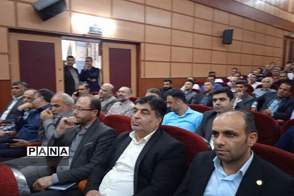 آیین تجلیل از کارمندان نمونه ادارات در سالن الغدیر ارشاد محمود‌آباد