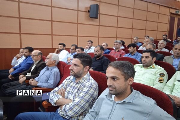 آیین تجلیل از کارمندان نمونه ادارات در سالن الغدیر ارشاد محمود‌آباد
