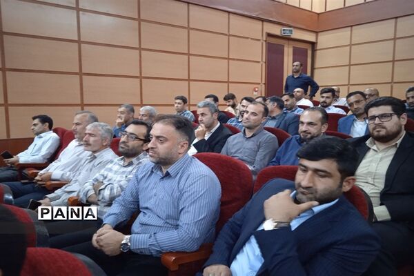 آیین تجلیل از کارمندان نمونه ادارات در سالن الغدیر ارشاد محمود‌آباد