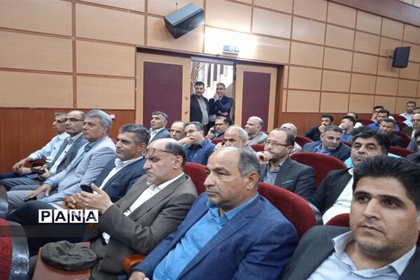 آیین تجلیل از کارمندان نمونه ادارات در سالن الغدیر ارشاد محمود‌آباد