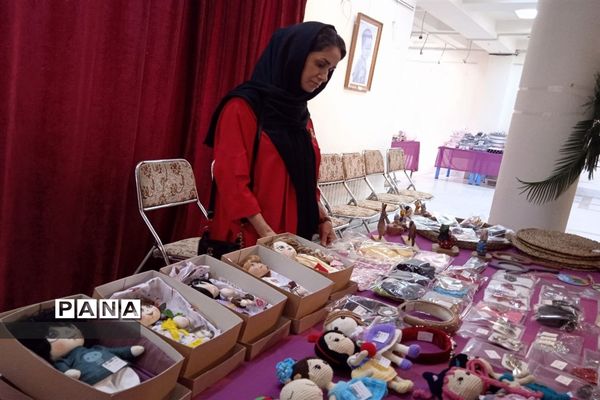 نمایشگاه صنایع‌دستی و دستاوردهای صنعتی و کشاورزی در سالن الغدیر ارشاد